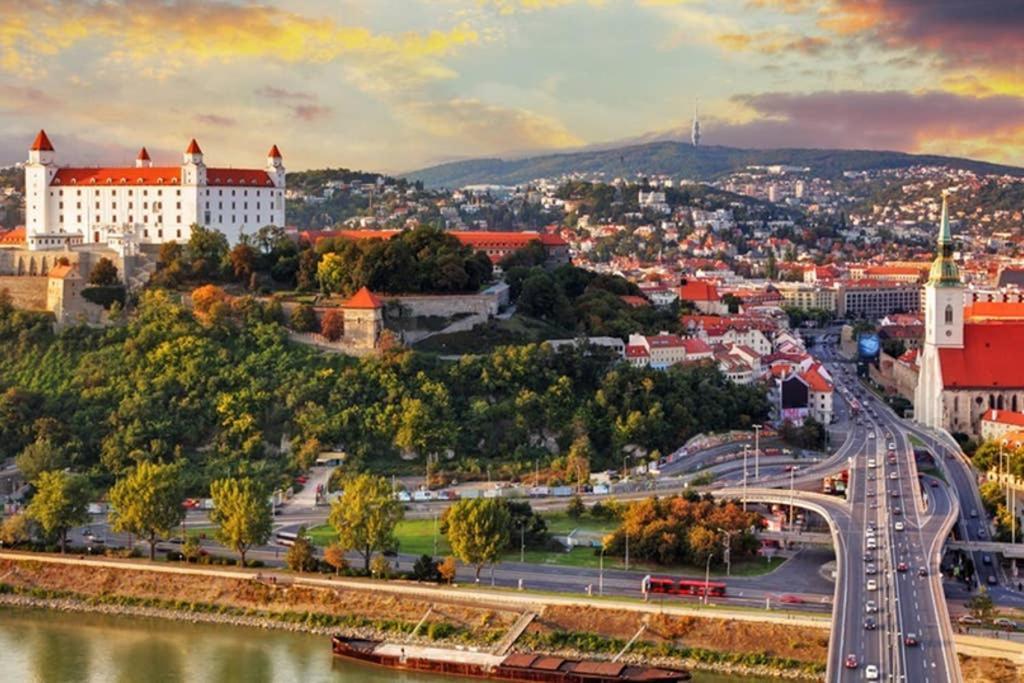 Vip Apartment In Old Town With Free Parking Братислава Екстериор снимка