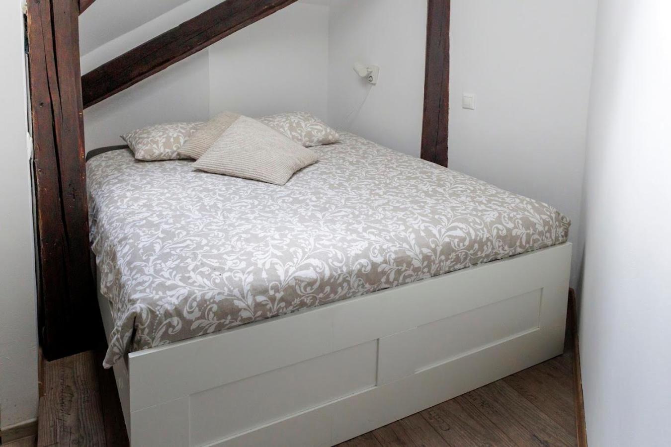 Vip Apartment In Old Town With Free Parking Братислава Екстериор снимка