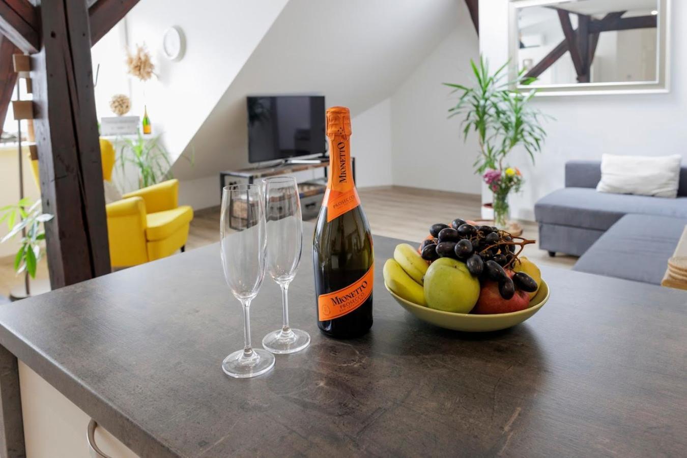 Vip Apartment In Old Town With Free Parking Братислава Екстериор снимка