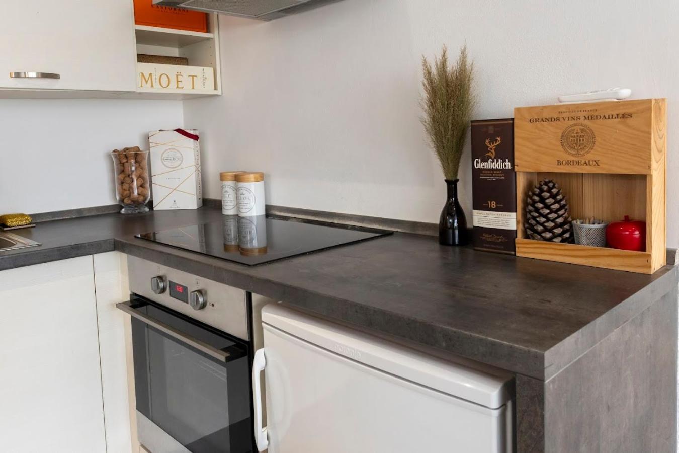 Vip Apartment In Old Town With Free Parking Братислава Екстериор снимка