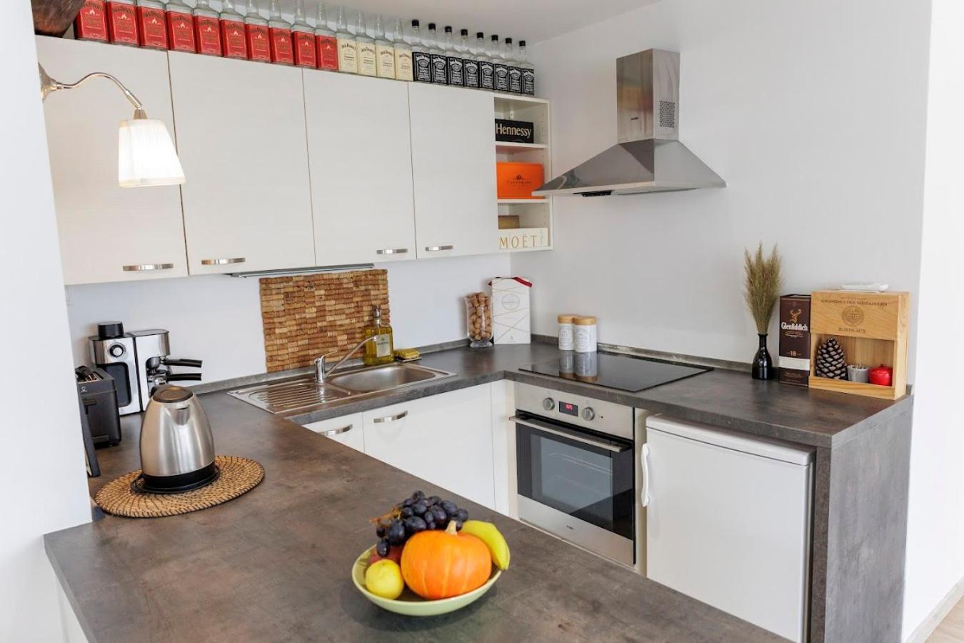 Vip Apartment In Old Town With Free Parking Братислава Екстериор снимка